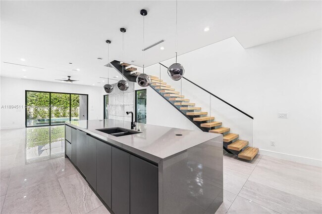 Building Photo - 813 NE 17th Terrace