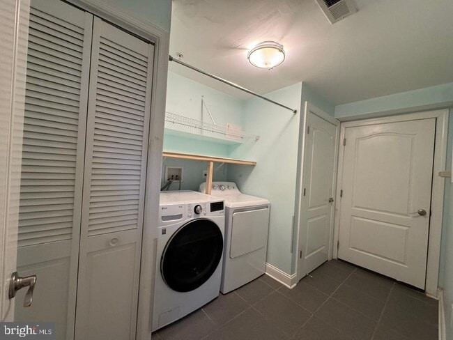 Building Photo - 6158 40 Winks Way