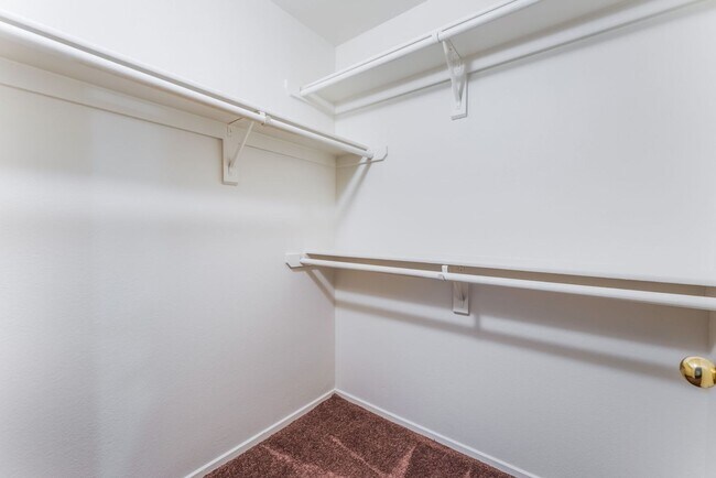 Building Photo - Gorgeous 3 Bedroom Seven Hills Condo For L...