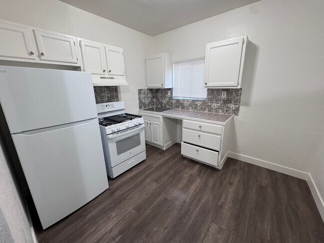 Building Photo - Charming 1 Bed 1 Bath Unit - Move in Speci...