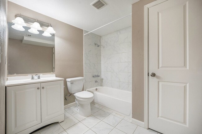 Building Photo - Newly Updates 4-Bedroom, 4-Bathroom Townhouse Available Immediately