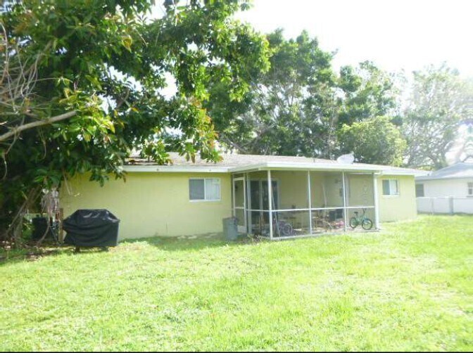 Backyard screened enclosure - 1622 S Hermitage Rd