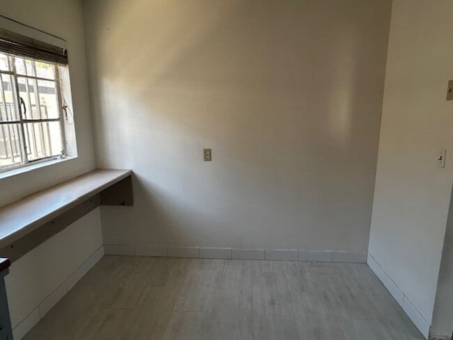 Building Photo - Private 1 Bed, 1 Bath Unit