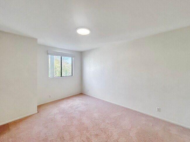 Building Photo - Beautiful 2BD/2BA W/ A/C, In-Unit Laundry, and Reserved Parking in Mission Valley!