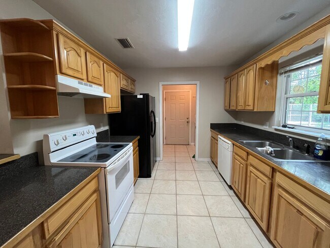 Building Photo - 3BR/2BA Home with 2 Car Garage, Fenced Yard & RV Hookups – Lake City, FL