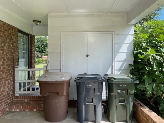Building Photo - BEAUTIFUL 3 BED, 1.5 BATH BRICK HOME LOCAT...