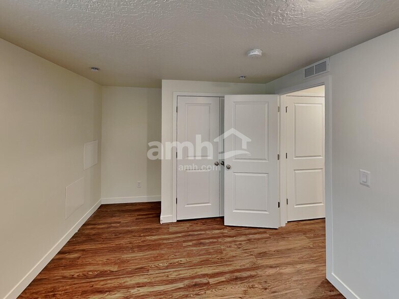 Building Photo - 1232 W Mahogany St