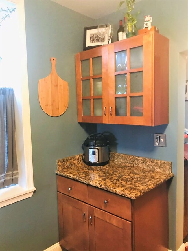 Building Photo - Gorgeous 3-Bed Townhome in Whitman! Available mid-July!