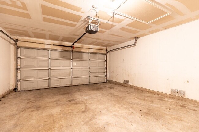 Building Photo - 8914 Walnut Springs