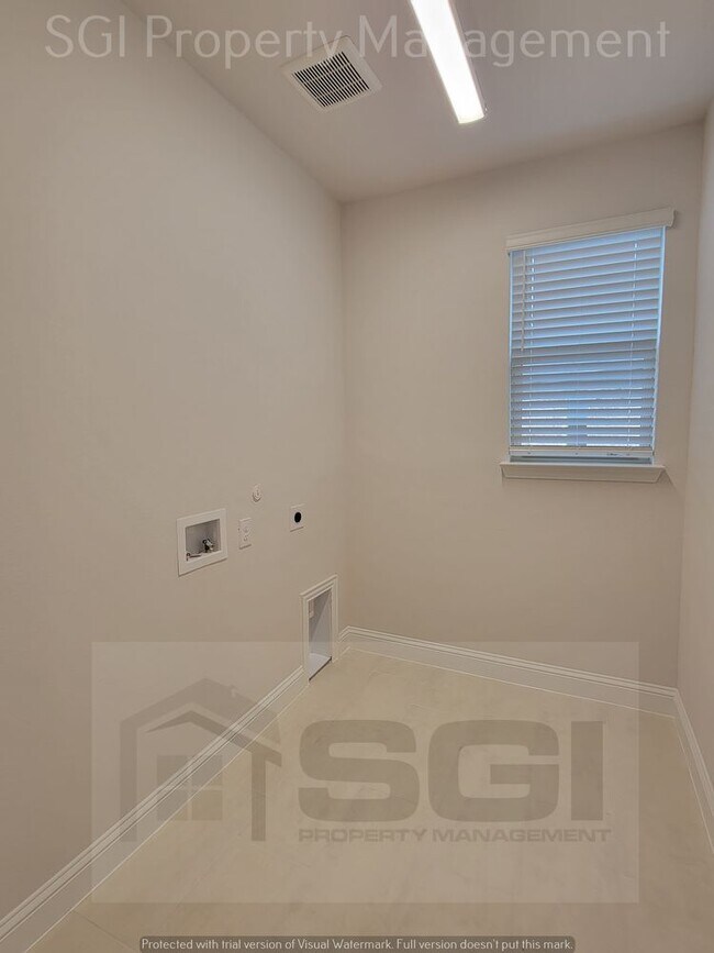 Building Photo - Incredible Brand New 6 Bedroom!!