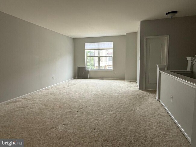 Building Photo - 121 Acorn Dr