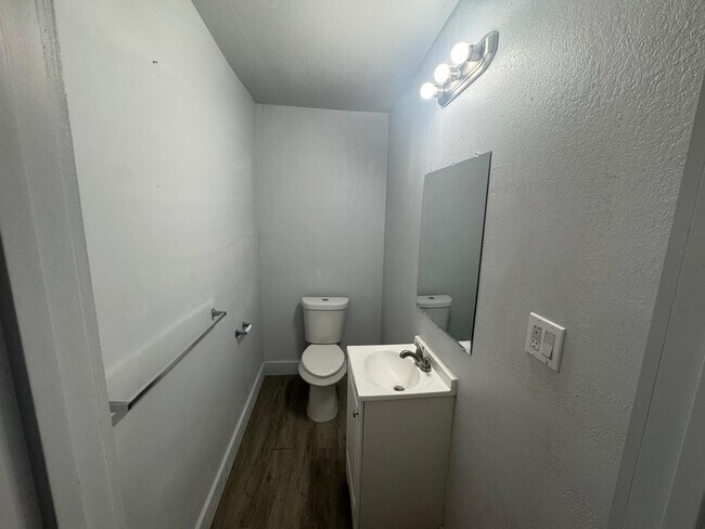 Building Photo - 15018 Pinehurst St