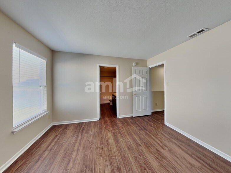 Building Photo - 1420 Dowell St