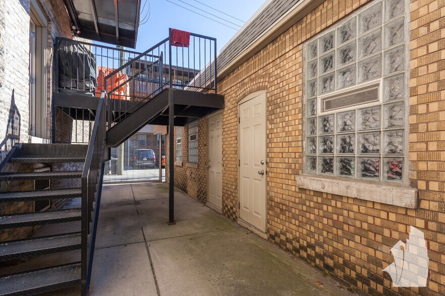 Building Photo - 820 W Newport Ave