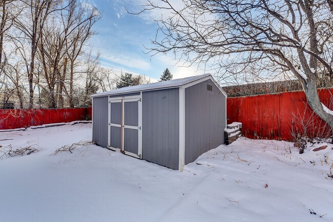 Building Photo - 4 bedroom, 2 bath home with 2 car garage