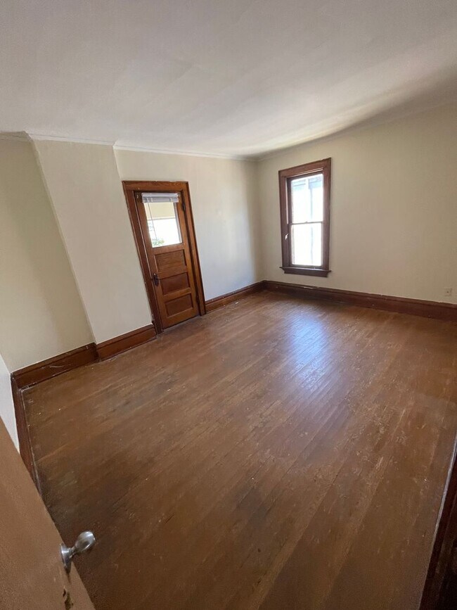 Building Photo - Large Brick 7 bedroom home.