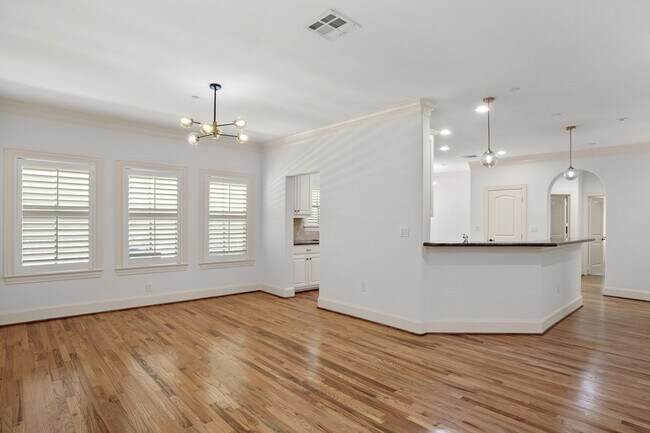 Building Photo - Luxury Highland Park Condo