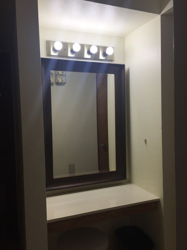 Building Photo - Fully Furnished Condo in Oak Creek Village