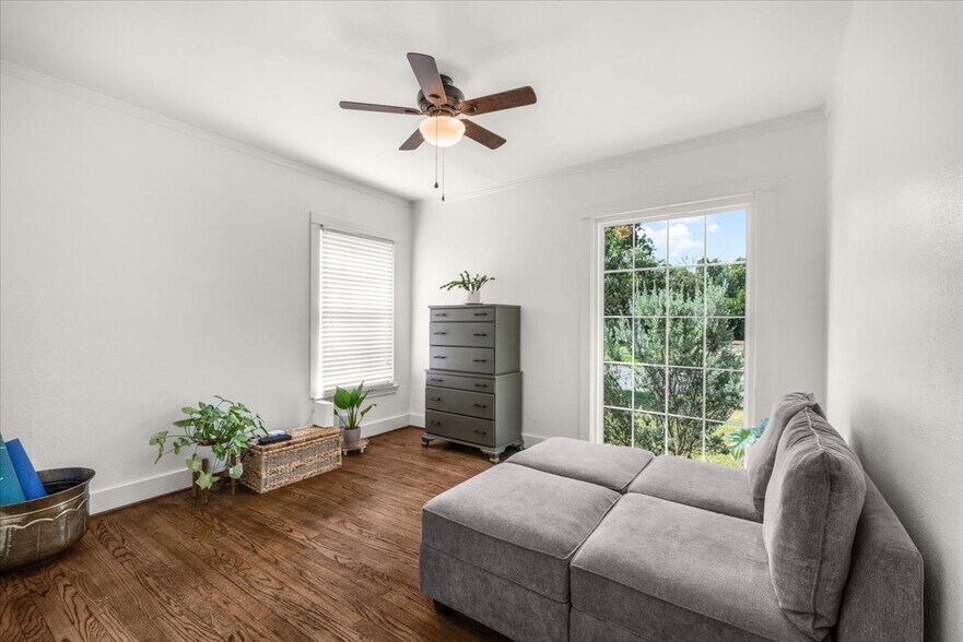 Building Photo - 3720 Oaklawn Dr