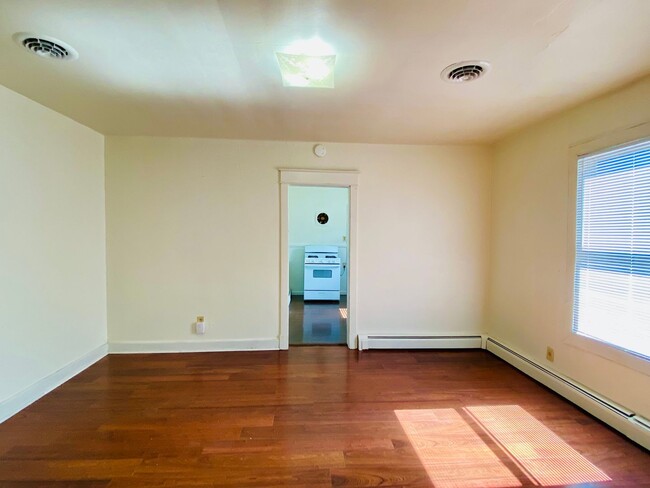 Building Photo - Adorable 2bdrm/1bth Bungalow Conveniently Located in Richmond's Historic Churchill!!