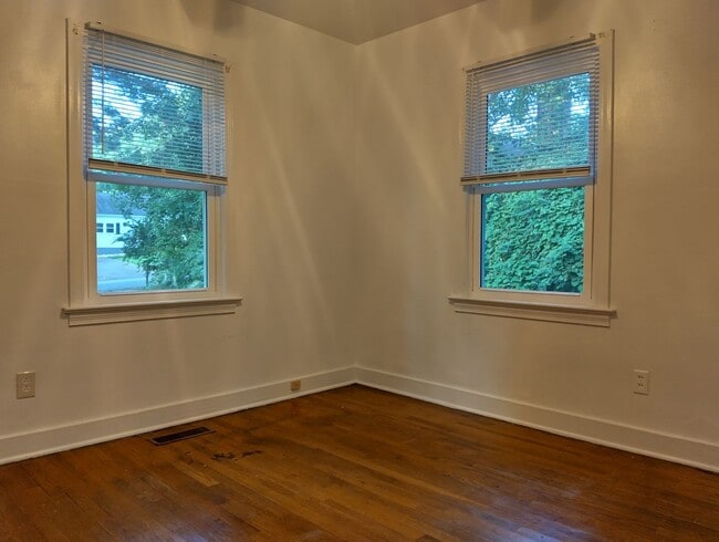 Building Photo - Lovely single family home available in the...