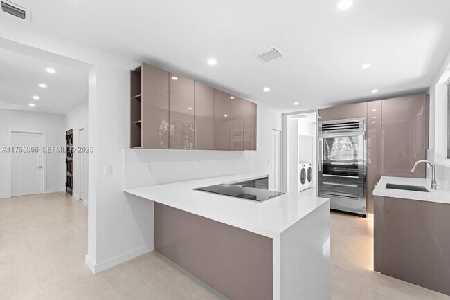 Building Photo - 5661 Pine Tree Dr