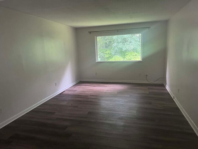 Building Photo - Oak Ridge 37830 - 4 bedroom 2 bath home - Contact Shannon Russell or Lisa Vineyard 865-216-9334