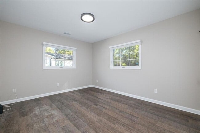 Building Photo - 896 Oakland Dr SW