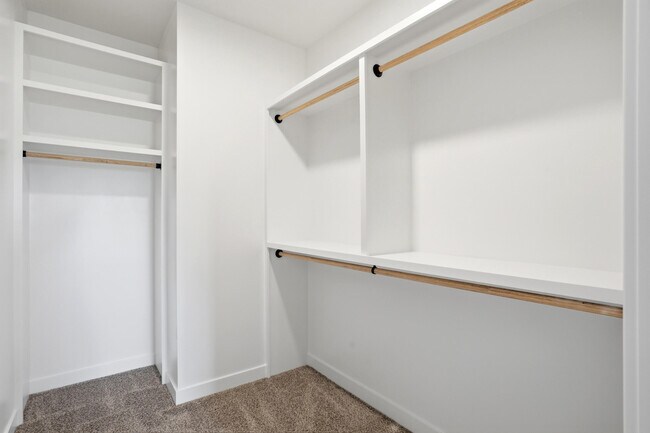 Building Photo - 1044 Stonehaven Dr
