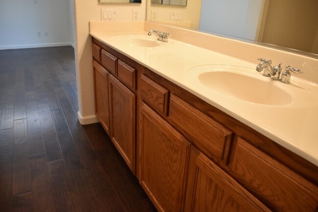 Building Photo - 805 Vía Rosa