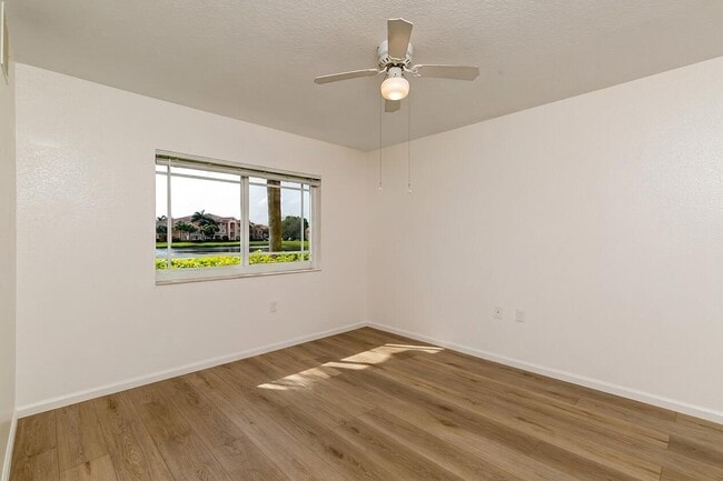 Building Photo - 281 SW Palm Dr