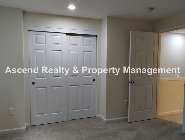 Building Photo - Price Reduced! Beautifully Updated 2 Level...