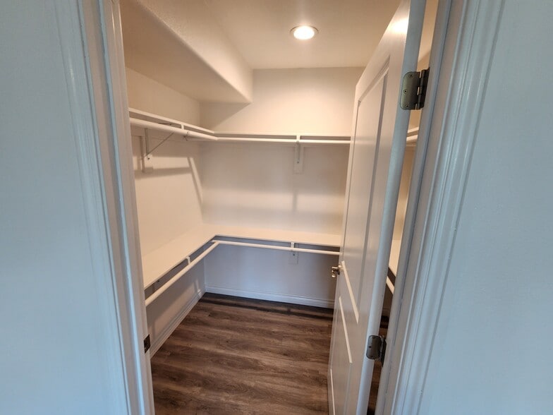 Building Photo - 14614 Vanowen St