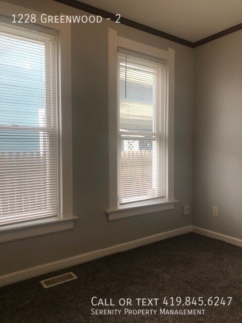 Building Photo - *$300 Off First Month's Rent*Recently Reno...