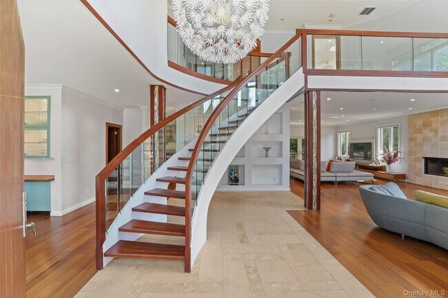 Building Photo - 2 Hudson St