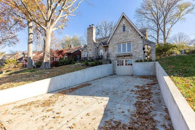 Building Photo - 2144 Lakeside Dr