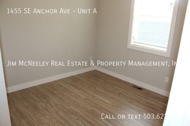 Building Photo - 3 Bed/ 2 Bath Duplex with One Car Garage
