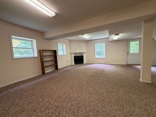 Building Photo - 720 Marthas Chapel Rd