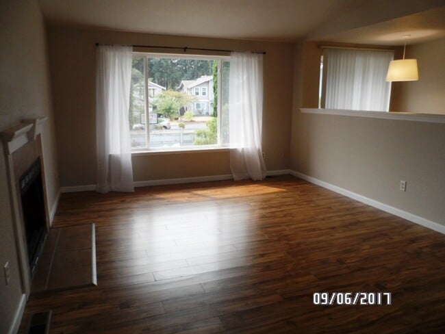 Building Photo - UNIVERSITY PLACE 4 bdrm, 2 bath, $2995 rent 6 month lease