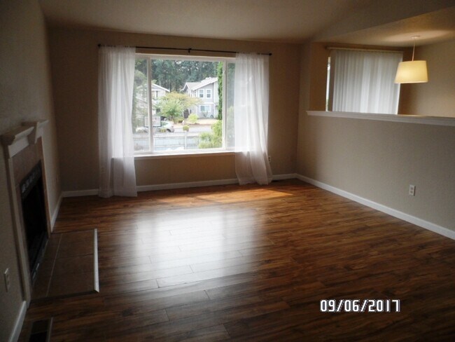 Building Photo - UNIVERSITY PLACE 4 bdrm, 2 bath, $2995 rent