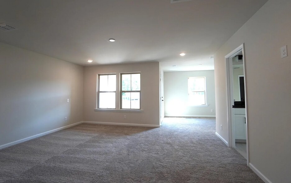 Building Photo - 612 America Dr