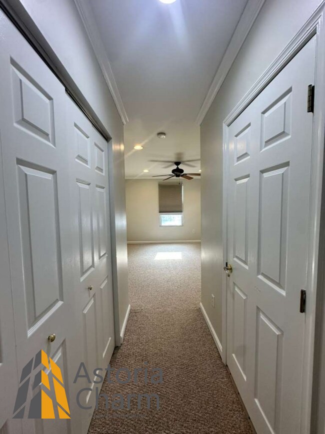 Building Photo - 3 Bedroom Home with Rooftop Views and Modern Finishes