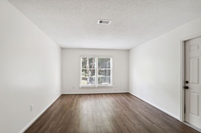 Building Photo - 2 Bedroom 2 Bathroom In A Private Community