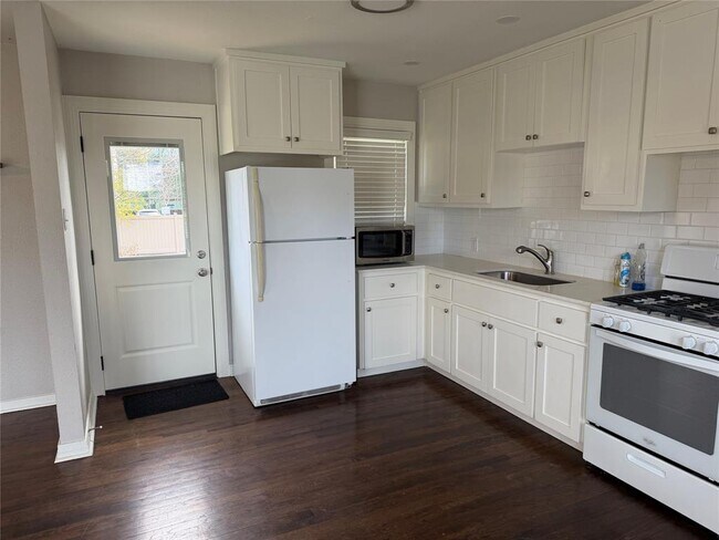 Building Photo - 6017 Sheridan Ave