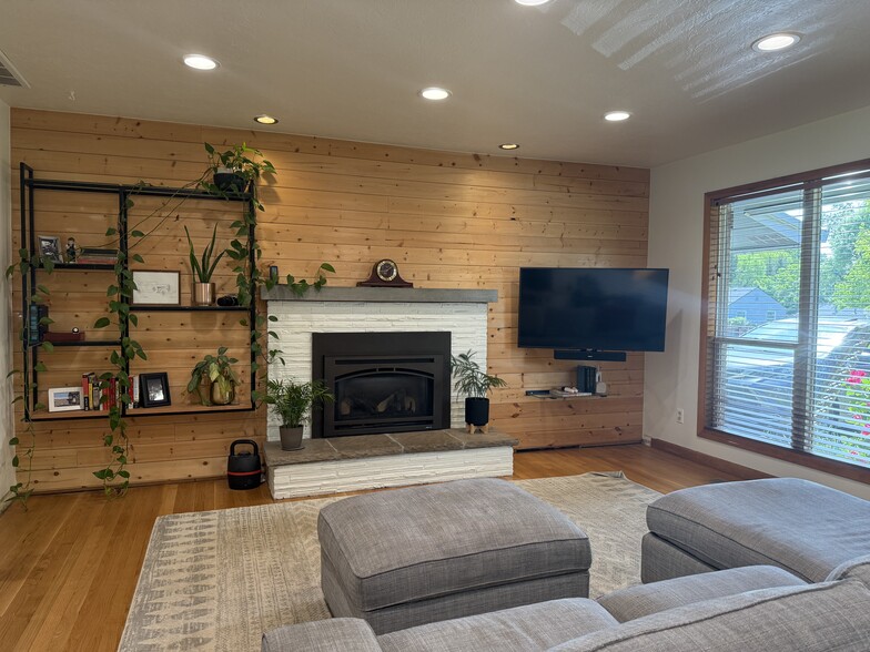 Living room - 14030 SE Rupert Dr