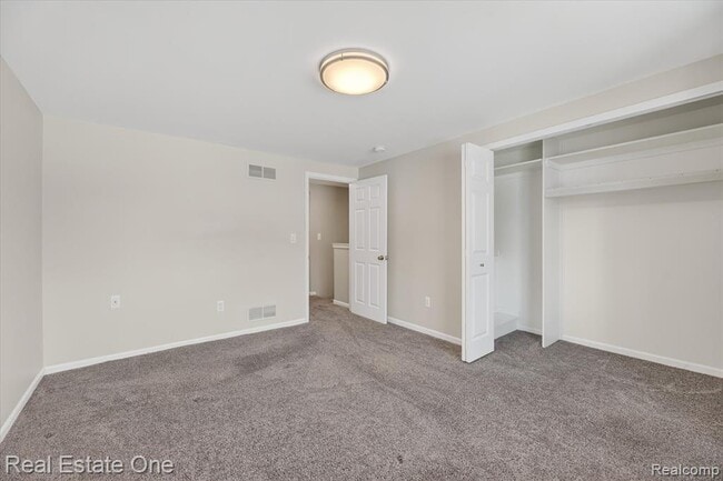 Building Photo - 874 N Main St