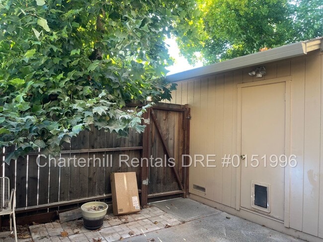 Building Photo - 2 bedroom/1.5 bath townhome with new kitch...
