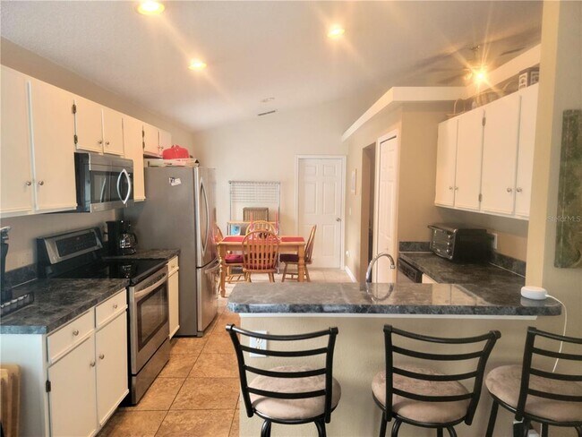 Building Photo - 414 Pine Cone Dr