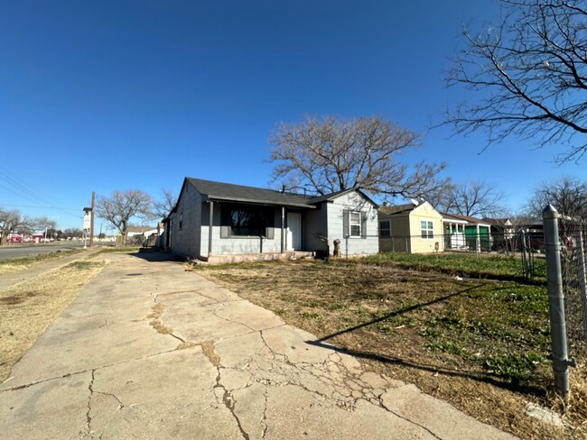 Building Photo - Vintage Home, Minutes from TTU & Medical