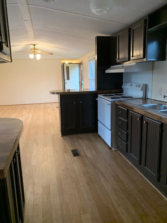 Building Photo - 3 BR, 2 BA Single Wide on Private Lot *Pri...